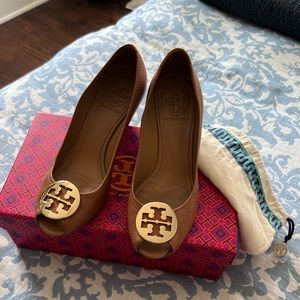 Tory Burch Gold Medallion Logo Pebbled Leather Peep Toe Low Wedge